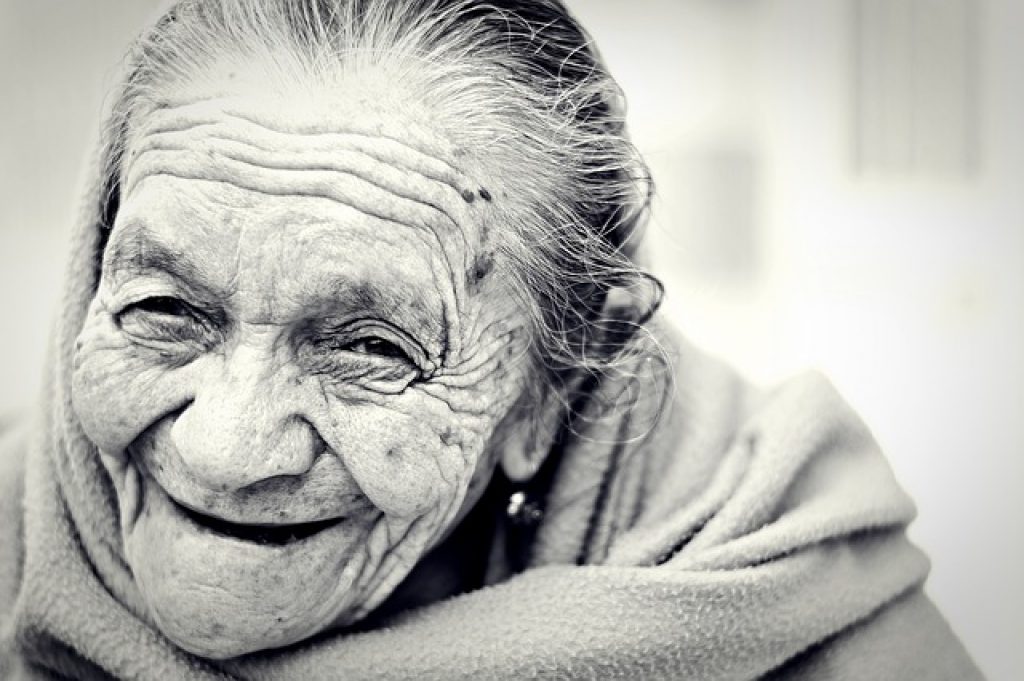 woman-1031000_640 old person