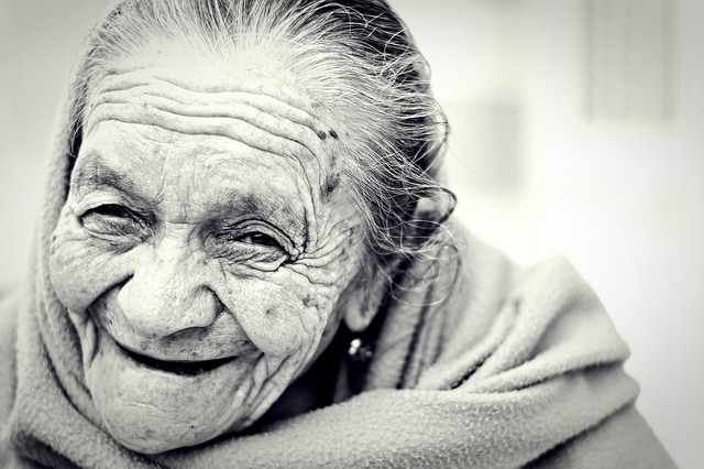 woman-1031000_640 old person