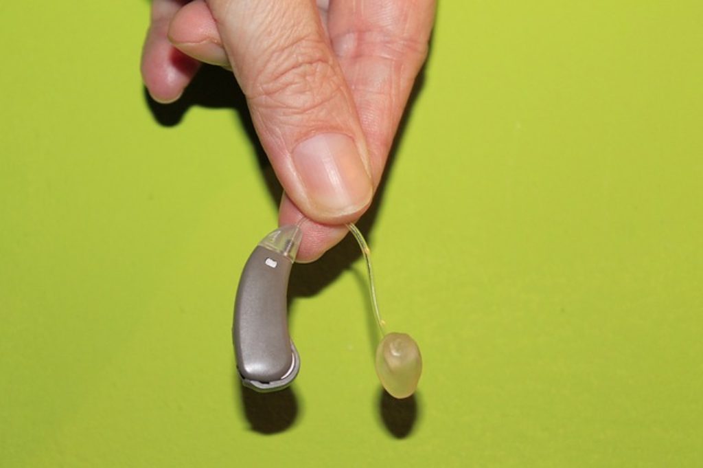 hand-287292_640 hearing aid