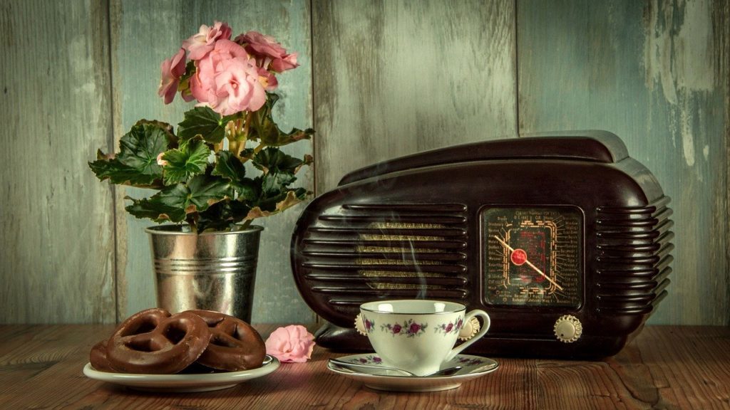 vintage-1216720_1280 invention of the radio