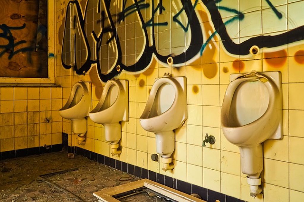 lost-places-3632997_640 bathroom wall